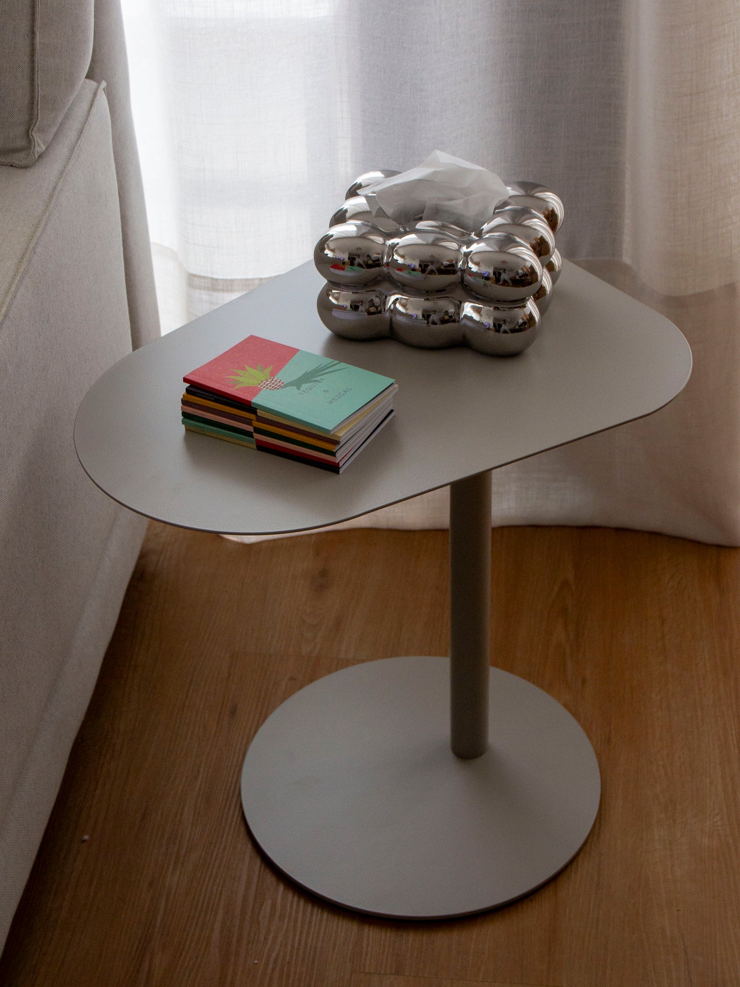mesa auxiliar gris